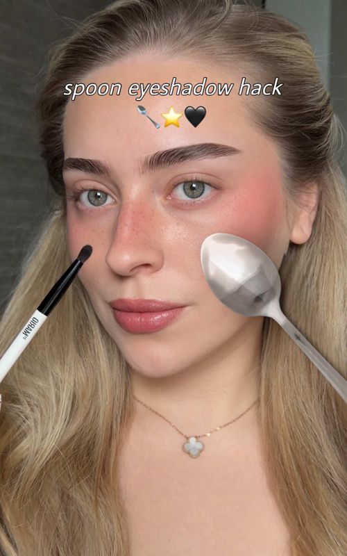 following @Ryley Isaac spoon hack video🥄⭐️✨ save it to try later, makes eyeshadow so easy!  products: @tomfordbeauty eye color quad palette in ‘01 metallic mauve’  @urban decay moondust eyeshadow in ‘cosmic’  @Makeup By Mario E6 shadow brush  #makeup #eyeshadowhacks #makeuphacks #beautyhacks #makeuptips 