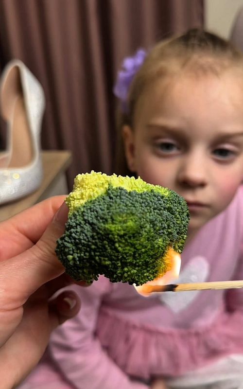POV: when your toddler asks for makeup 💄  How to make natural makeup for a child. I used only natural ingredients: beetroot, broccoli, strawberries, and honey. A tutorial for parents. #naturalmakeup #kidsmakeup #parentingtips #diyforkids #lifehacks 