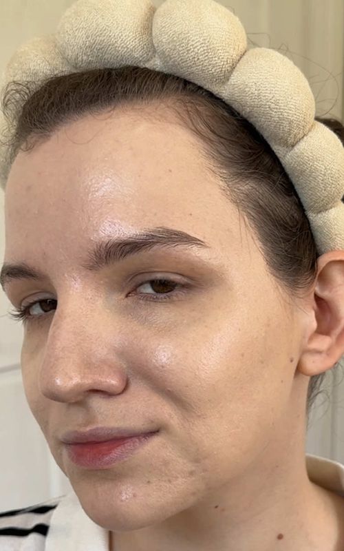 And don’t forget your skin prep rouitine! I often use different active ingredients (AHA/BHA acids, retinol, etc.) that can give my skin some extra texture so a primer helps a lot. And applying enough foundation ❤️  #makeuphacks #easymakeup #foundationhack #acnemakeup #acnemakeupcoverage 