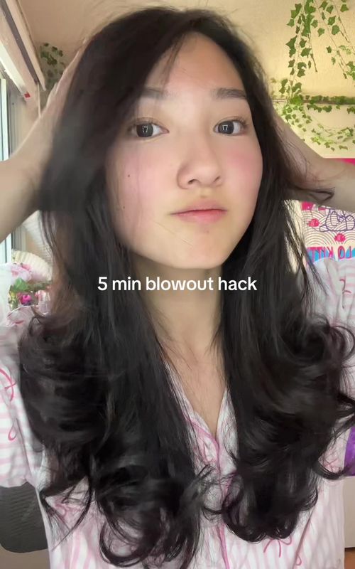 This is basically how I usually style my hair in a time crunch!! lmk if u guys need any tips!! 😛 #hairstyle #blowout #easyhairstyles #hairtutorial #hairtok 