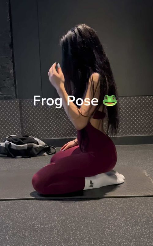 Frog pose in 3 steps 🐸 1️⃣ Sink into the stretch  2️⃣ Lean into the challenge 3️⃣ Hold for 30–40 sec and breathe through it  Your hips will thank you later! #fitfam #stretching #flexibility #GymTok #fitnessgirls 