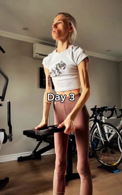 She weighed only 32 kg, but in just two years, she underwent an incredible transformation. #gymmotivation #calisthenics #coreworkout #corestrength #coreexercises 