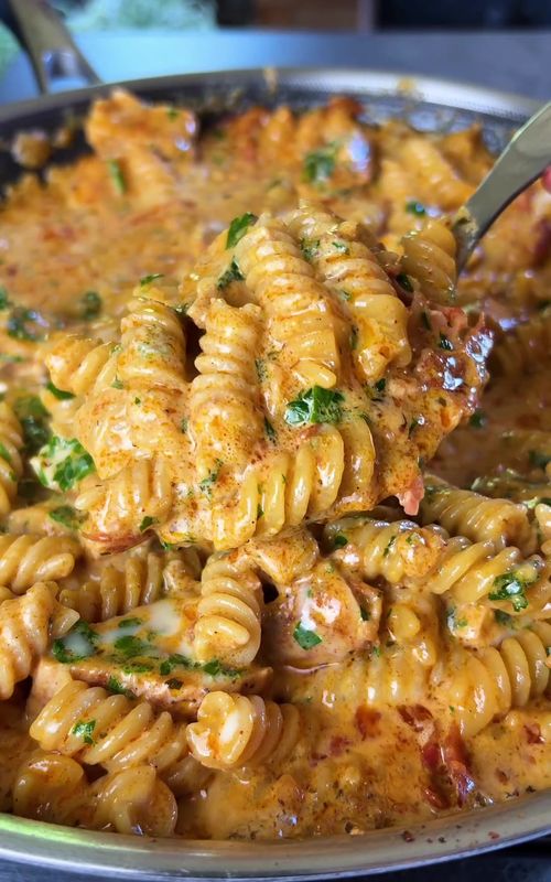 High-Protein Chicken Bacon Ranch Pasta😍 I think the title says it all... This chicken bacon ranch pasta is everything!✨ Creamy and tasty and loaded with protein, it's impossible not to get addicted!🔥 The crispy bacon gives the nice little crust we all love in a good meal, the sauce is generous and full of flavours, honestly it's probably one of my best recipes so far! Calories : 550cal Protein : 50g Carbs : 45g Fat : 20g I hope you like it!🥰 The full recipe is in my Healthy & Happy Cookbook, link in bio📝 Enjoy ❤️ James #chicken #bacon #pasta #protein #food #tasty  