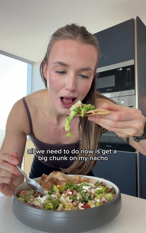 My hungry bitch fat loss lunch: Greek salad nacho bowl 🥗🌮 360 calories. 33g protein. And look at the SIZE of it 🤣🫱🏻‍🫲🏼 This exact meal formula is how I lost 20kg whilst having a big appetite. I have 3 entire recipe ebooks designed like this - every single meal is built to keep you full and lose fat with ease. Go to the link in my bio to buy. It’ll be in your inbox in 5 mins 📩 (most women lose their first 5-7kg just from using my recipes alone!!) This is day 2 of my food shop series - I’m showing you exactly what I make with my weekly food shop for fat loss. If you missed day 1 go watch it now in my last post👆🏼 Day 1/6: GREEK SALAD NACHOS👇🏼 	•	1 tin tuna in spring water 	•	1 flatbread @crostamollica.eu toasted and cut into nachos 	•	Massive handful of mixed salad 	•	30g Sweetcorn 	•	20g 0% Greek yoghurt (instead of mayo) 	•	15g feta 	•	5g Hot sauce Chuck it all in a bowl. Crumble the feta. Done in 5 minutes. 5 more meals coming this week from the same food shop 🔔 turn on post notifications so you don’t miss them​​​​​​​​​​​​​​​​ 