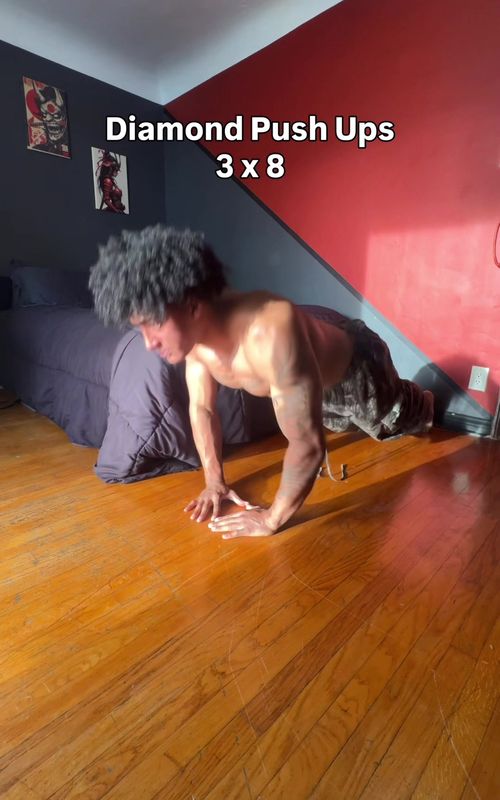 No gym? Good. No excuses. 💪 Most people think they need machines to build a chest, shoulders, and arms… they don’t. They just don’t know how to train properly. ❌🏋️‍♂️ Decline push-ups for upper chest 🔼 Diamond push-ups for triceps 💎 Archer push-ups for unilateral strength 🏹 Pike push-ups for shoulders 🔺 Sphinx push-ups to finish your arms 🧱 Mountain climbers to keep the intensity high 🔥 This is all structure. This is how you actually build muscle from home. 🏠 If you’re still doing random workouts and hoping something works… that’s exactly why you’re not seeing results. ⚠️ #calisthenics #homeworkout #bodyweighttraining #fyp #explore