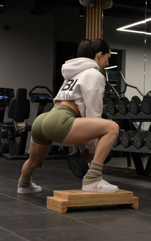 I couldn’t sit down after doing this GLUTE WORKOUT…🤯 3-4 rounds of each exercise 10-12 reps depending on the weight you use 💪🏻 @AYBL code “ANGGIE” ✨ Try this and enjoy the gains 💪🏻 #glutesworkout #glutegains #gymtips 