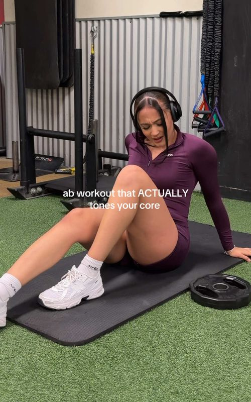 Quick but BRUTAL weighted ab workout to tone your core wearing @AYBL dc: VAL  #abs #coreworkout #abworkout #absworkout #gymgirl 
