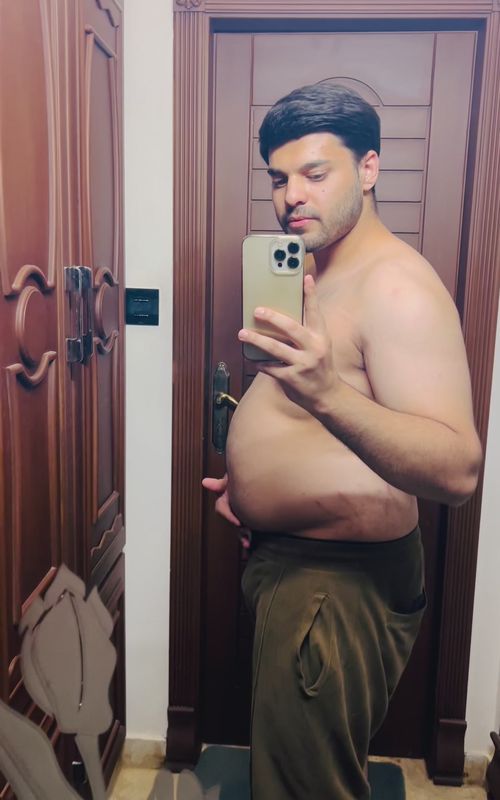 7 days ago, I set out on a 100 day transformation. From 95.4 kg to 91.0 kg in just a week water weight, sure, but real fat loss too. People say fat loss is too hard, but I'm committed to proving it's possible in these 100 days. It you haven't started your journey yet, what are you waiting for? Follow along change with me! (fat loss journey, 100 days transformation, weight loss progress, body transformation, calorie deficit diet, fat to fit journey, gym beginner transformation, weight loss motivation, fitness journey daily, lose weight fast healthy, progress update fitness, real fat loss journey, consistency fitness, transformation challenge) #viral #foryou #relatable #trending #fitnessmotivation