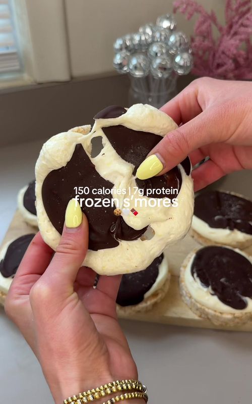 frozen s’mores😋🍫 150 calories | 7g protein🍪🤍 Ingredients: • 6 rice cakes • 1 tub cool whip • 1 scoop vanilla protein powder • 1 tbsp sf pudding mix • 1/2 cup lilys chocolate chips • salt Gently mix your protein powder and sugar-free pudding mix into the Cool Whip. Spread the mixture onto each rice cake. Melt your chocolate, drizzle it on top, and finish with a little salt. Place in the freezer until the chocolate hardens or until they’re completely frozen. #proteindessert #lowcalorie #frozensmores #foryoupage #lowcaloriedessert 