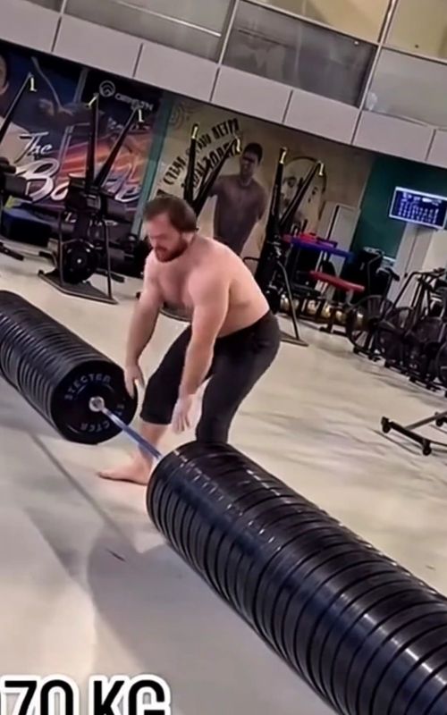 Anatoly Prank on Bodybuilders 😂💪#bodybuilding #anatoly #gymprank #anatolyprank 