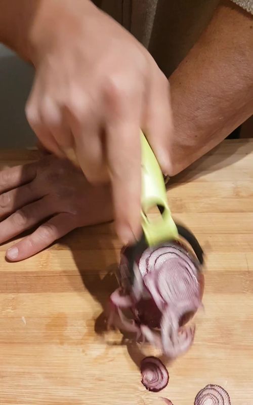 White or red onion? which one do you prefer to eat ? Tell us in the comments. A fork + a strong peeler made in Germany = epic win !  #kitchenhacks #vegetablepeeler #casatips