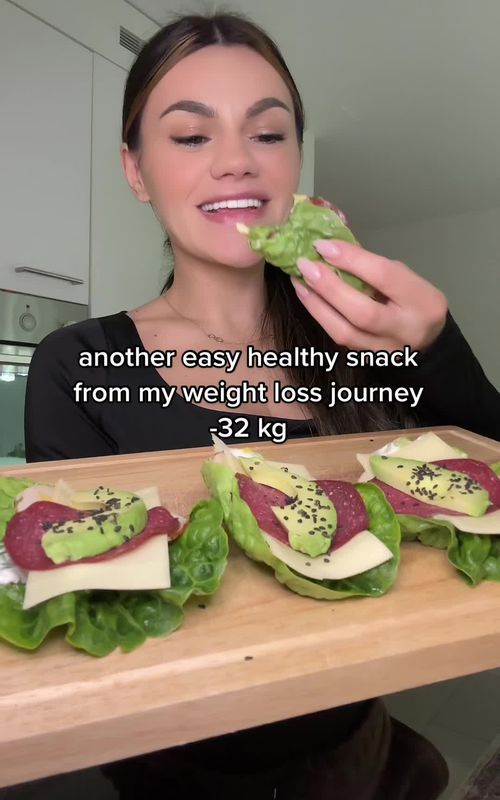 another easy healthy snack from my weight loss journey 😋✨Ig:rooxy.official  Ingredients: Roman lettuce leaves Cream cheese Chicken breast Salami Honey mustard 1/2 avocado #rooxy #EasyRecipe #healthy #healthyrecipes #snack #snackideas #SnackTime #snackbreak #snacksrecipe #weightloss #Recipe #food #dinner #viralvideo #fyp #foryou #viral #eating #diät #lowcarb #karoapp #karofitness 