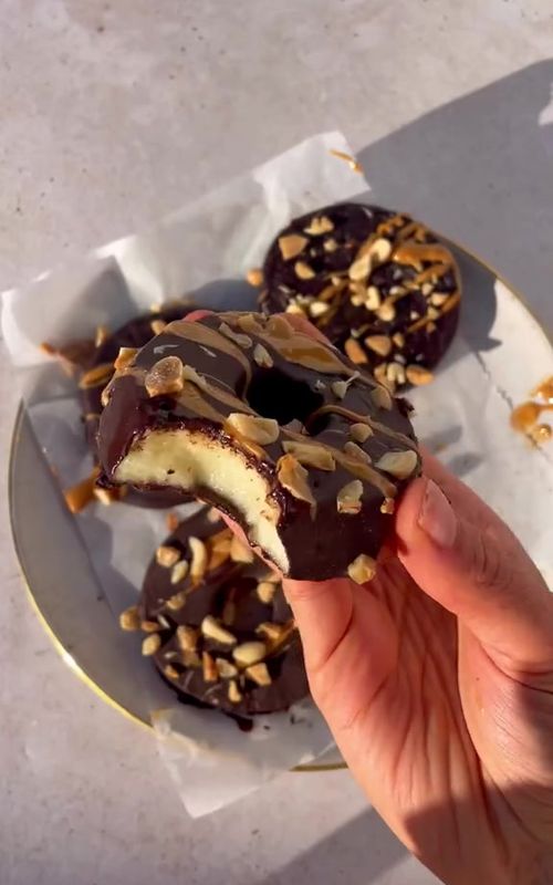 Chocolate Apple „Doughnuts“ 🍩🍎 An easy and vegan sweet snack idea that is healthy and delicious #apples #snack #healthysnack #healthyrecipes #healthytreats #veganrecipe #easyrecipe 