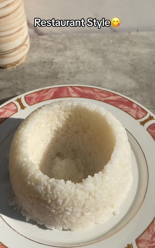 Level up your rice dishes with this restaurant style hack! 😱🍚  Eat in style at home‼️ #foodhacks #rice #hacks #recipes #easyrecipes 