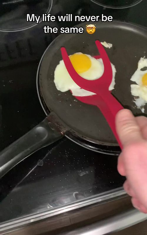 Where has this 2 in 1 spatula been all my life 😱 #egg #kitchenhacks #kitchengadgets #fypシ 