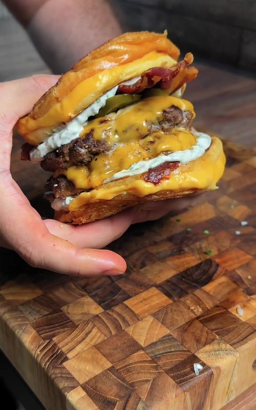 Best burger ever🍔🙌🤤❤️ #burger #burgerlover #EasyRecipe #EasyRecipes #asmrfood #recipesoftiktok #datenight #comfortfood #cooking #cookingwithlove #DinnerIdeas #dinnerwithme #dinnertime #cooktok #FoodTok #smash #foodporn #fyp #foryou 