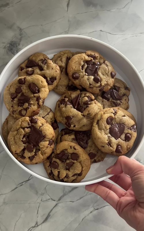 Chocolate chip cookies 🤎 Recipe by @moribyan #baking #cookies #asmr 