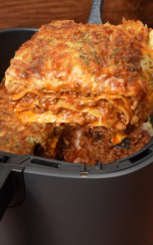 AIR FRYER LASAGNE 😍 If you fancy a quick and hassle free lasagne you NEED to make this air-fryer version. The key is using fresh pasta sheets. They cook so much quicker than dried meaning your tasty lasagne is ready in under 25 mins, with only two pots to wash! Serves 4 🇮🇹Start by making a simple bolognese mix in a large saucepan (we used 750g pork and beef mince) 🍝Add two serving spoons of the mix to your air-fryer, removing the grill 🇮🇹Cover with fresh lasagne sheets (fresh cook so much quicker than dried) 🍝Now add a serving spoon of bechamel sauce 🇮🇹Repeat x4 (or more, depending on how many layers you’d like) 🍝Build your top layer with lasagne sheets, bechamel and a good handful of cheese (we used mozzarella) 🇮🇹Sprinkle over 2 tsp each of basil and oregano and cook @ 150C for 20 - 25 mins 🍝Serve with fresh salad and garlic bread, bellissimo! #airfryerrecipes #airfryer #easyrecipes #ukfoodie #british #lasagne #recipevideos 