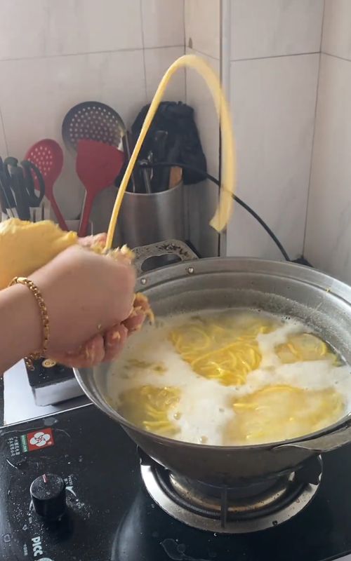 This is how my mom makes her own noodles 🍜 #cooking 