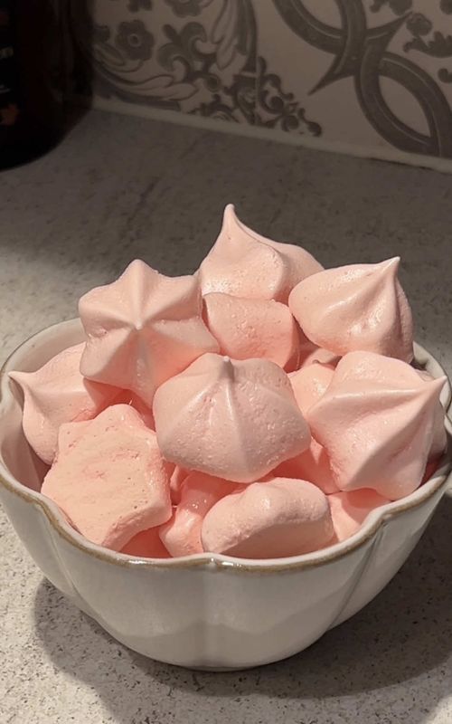 Meringue cookies! 💗 ⭐️Ingredients⭐️ (Recipe makes around 28 mini cookies) 85g sugar 70g egg whites Red food colouring  Bake in a preheated oven at 100°C for 60 minutes. Then turn off the oven, open the door slightly, and leave the cookies inside to cool for 20 minutes. #baking #cookies #meringue #meringuecookies #recipe