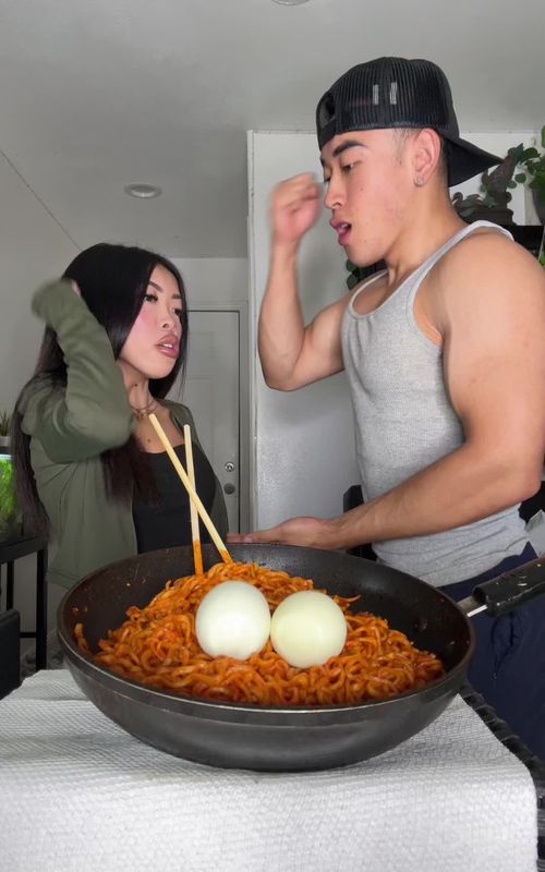 Rock paper scissors food challenge @Jennifer Ngo #davidngo #mukbang #buldak 