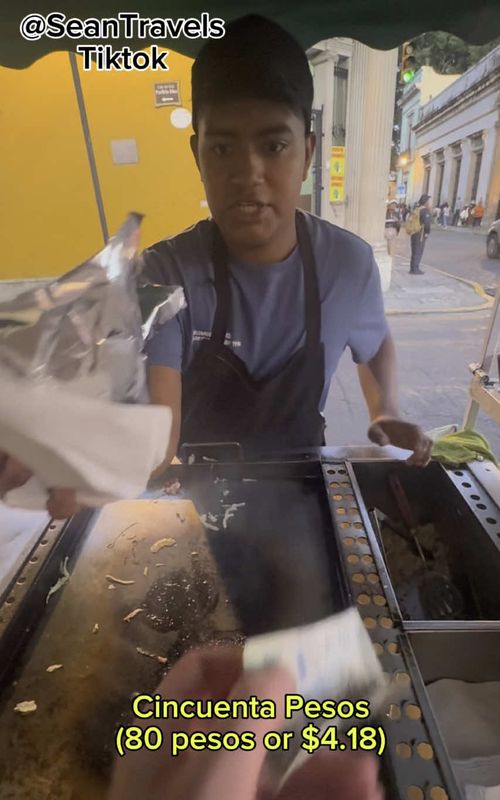 $4.18 hamburger 🍔 in Oaxaca,Mexico🇲🇽 #streetfood #foodlover #foodreview #foodie #hamburger #mexico🇲🇽 #cheese #spicy 