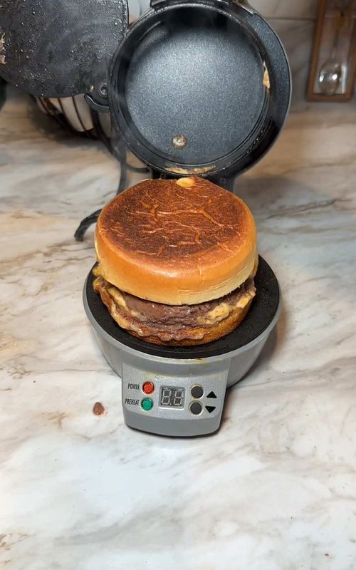 You haven’t ever seen a burger like this before🤌🏼 #foodhacks #burger #thefoodguy #foodiefam #tommywinkler #cooking #tommy #fun #foodtok 