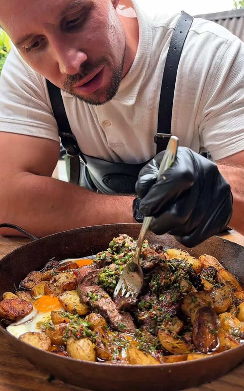 Steak, Eggs, Roasted Potatoes and Chimichurri Sauce!!  One skillet. All in. All on point. Perfectly seared steak, creamy eggs, crispy roasted potatoes topped with my homemade chimichurri. Straight from the kamado to the table. For real gatherings. For fire, flavour, and good company. This isn’t camping food. This is comfort food – elevated. Van ’t Spit bij Smidt – Private Barbecue Delicious Roast Potatoes: Gourmet Style #steak #eggs #roastpotatoes, #potatoes #bbq #gourmetfood #cookinghacks, #foodtutorial #recipe #easyrecipe #bbqdinner 