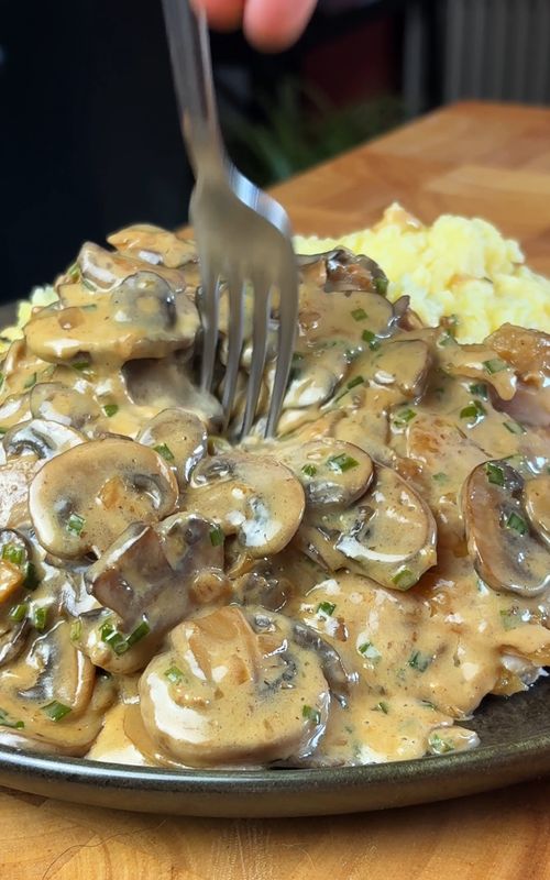 Buttered Chicken & Mushroom Sauce🍄‍🟫 Looking for a savory, creamy, well balanced and delicious meal? This buttered chicken with a homemade mushroom sauce is exactly what you need!🔥 You'll spend a bit longer in the kitchen than the usual but trust me, it's absolutely worth it and it's still VERY EASY to cook!😍 Get ready to eat a restaurant meal at home✨ Calories : 796cal Protein : 30g Carbs : 51g Fat : 53g Creamy, garlicky and buttery, who said eating well was boring?! The full recipe is in my Healthy & Happy Cookbook, link in bio📝 Bon appétit, James ❤️  #butter #creamy #mushroom #chicken #delicious #FoodTok 
