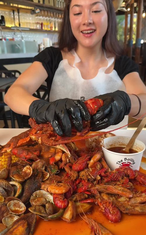 Seafood lovers, this ASMR is your love language. 💕🦞 #theboilingcrab #seafoodboil #mukbang #melbourneseafood #seafoodlover #melbournefoodie #fyp #foryoupage #asmr