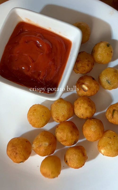 Crispy potato balls 🥔 4 medium (550g) yukon potatoes  4 tablespoons cornstarch 1 tablespoon parsley  salt & pepper to taste avoid mushy potato balls by adding slightly more cornstarch if the mixture is too sticky. Fry at 325 degrees in a neutral oil. Enjoy 🤎 #potato #potatoballs #crispypotatoballs #easyrecipes #snackideas