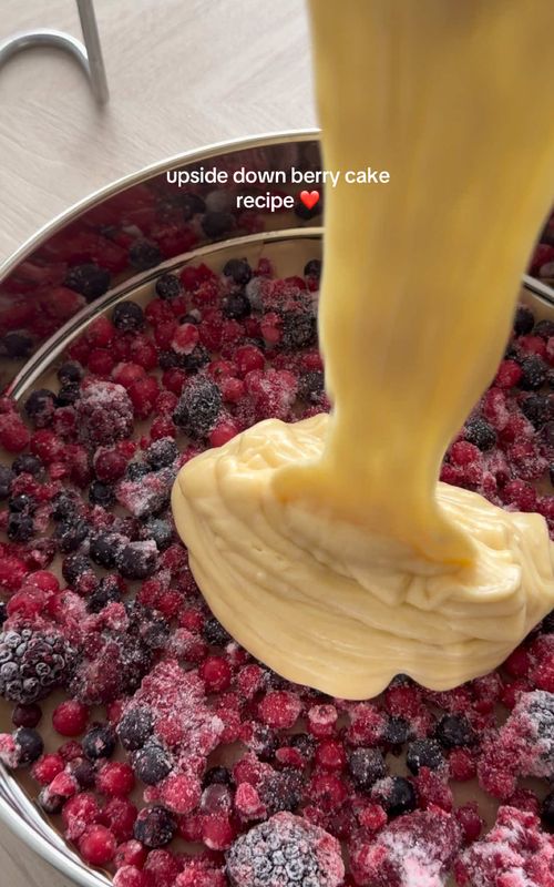 Full recipe below ❤️ #berrycake #bakingtherapy #upsidedowncake #christmasbaking #easyrecipes  Ingredients:  - 4 eggs  - 1 cup sugar  - 1 cup milk  - 1 cup oil  - 2 1/2 cups flour (500ml) - 5g vanilla powder or a dash of vanilla extract - 10g baking powder  - frozen mixed berries  - lemon zest  - half a lemon juiced  Method:  1. Preheat oven to 180C. 2. Beat eggs and sugar until fluffy. 3. Add all wet ingredients. 4. Then add all dry ingredients. 5.  add chosen berries (I used mixed frozen ones) into a round baking tin + add sugar. 6. Then add the batter ensuring it covers all the berries 7. Bake for 50-55 minutes.  8. Once cooled dust icing sugar (optional)  Hope you try and enjoy x