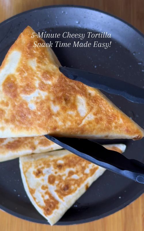 5-Minute Cheesy Tortilla Snack  🫓 Ingredients: • Lavash or tortilla • Feta (or brynza) cheese • Fresh herbs (optional) #easyrecipe#cooking#homecooking 