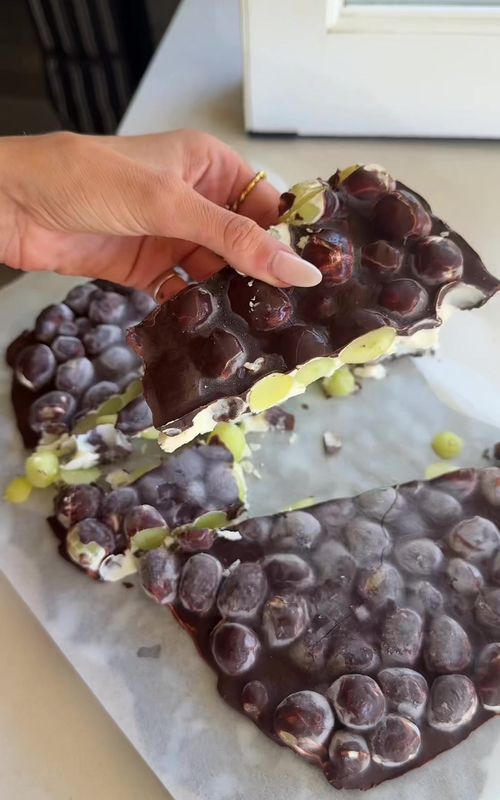 Grape yoghurt bark - the easiest prep ahead sweet snack! 400g green grapes  1 cup thick plain yoghurt  180g dark chocolate, melted  Place grapes and yoghurt in a bowl. Mix well then spread on a tray lined with baking paper. Pour over melted chocolate and place in freezer until set.  #frozengrapes #grapebark #snack