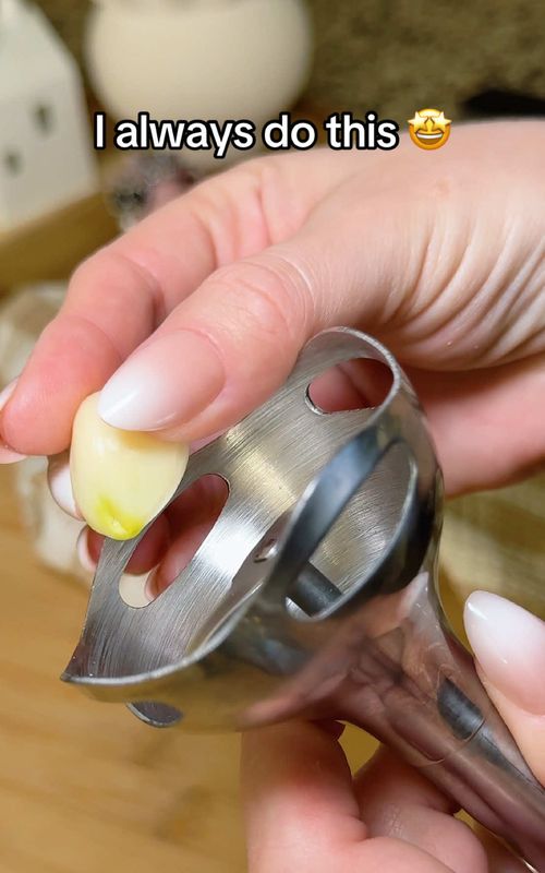 A small kitchen habit that makes everyday cooking easier and more organized. #kitchenhack #kitchentips #lifehack #everydaytips #homeideas