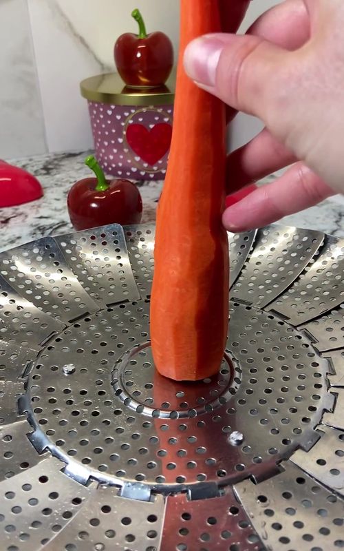 Unbelievable... but it works. Try this with any fruit🥕🥣#oddlysatisfying #asmr #asmrsounds #kitchenhacks #food 