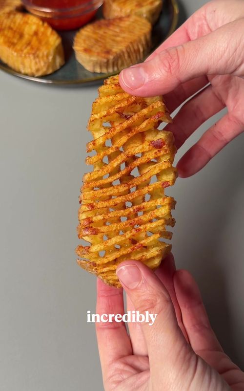 ACCORDION POTATOES 🤤 INGREDIENTS: ▪️ Potatoes  ▪️ 1 tbsp cornstarch  ▪️ 1 tbsp paprika  ▪️ 1 tsp salt and pepper  ▪️ Olive oil ⏳ Time 20 minutes  🌡 Temp 200°C 400°F Air Fryer STEPS: 1️⃣ Cut the potatoes into medium chunks.  2️⃣ Place chopsticks on each side and make thin vertical cuts without slicing all the way through.  3️⃣ Flip the potato and cut diagonally to create the accordion effect.  4️⃣ Soak the potatoes in cold salted water for a few minutes, then drain and pat dry.  5️⃣ Coat with cornstarch, paprika, salt, pepper, and a drizzle of olive oil.  6️⃣ Cook in the air fryer at 200°C 400°F for 20 minutes until golden and crispy. #airfryerrecipes #crispy #easyrecipes #potatorecipes #homemade 