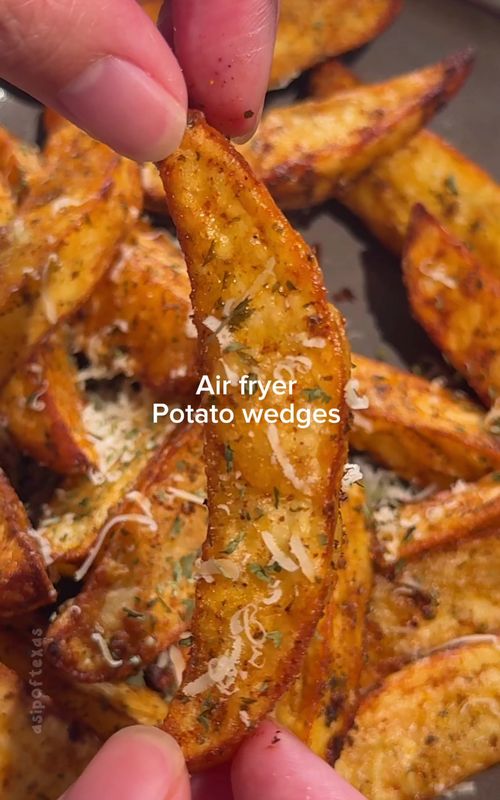 Air Fryer Potato Wedges Ingredients: * 3 medium potatoes, sliced into wedges * 1 tsp salt * 1 tsp garlic powder * 1 tsp paprika * ½ tsp cayenne pepper (optional, for a kick) * 1–2 tbsp olive oil * Fresh parsley or dried parsley Full recipe will be linked in my bio. #potatowedges #airfryer #airfryerrecipes