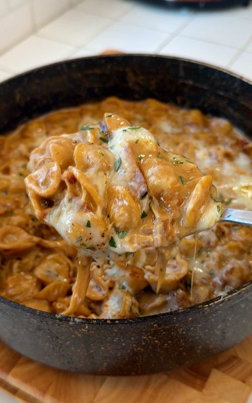 One Pot Creamy French Onion Pasta! #onepotmeal #cooking #easyrecipe #recipes #pasta  3 large yellow onions 2 tbsp butter 1 tbsp vegetable oil 8 oz pancetta 2 garlic cloves 2 tbsp white wine 1 tsp salt 1/2 tsp thyme 1/2 tsp fresh rosemary 8-10 oz pasta 3 cups beef broth 1 cup heavy cream 1 cup fresh parmigiano regianno 1/2 cup fresh gruyère 