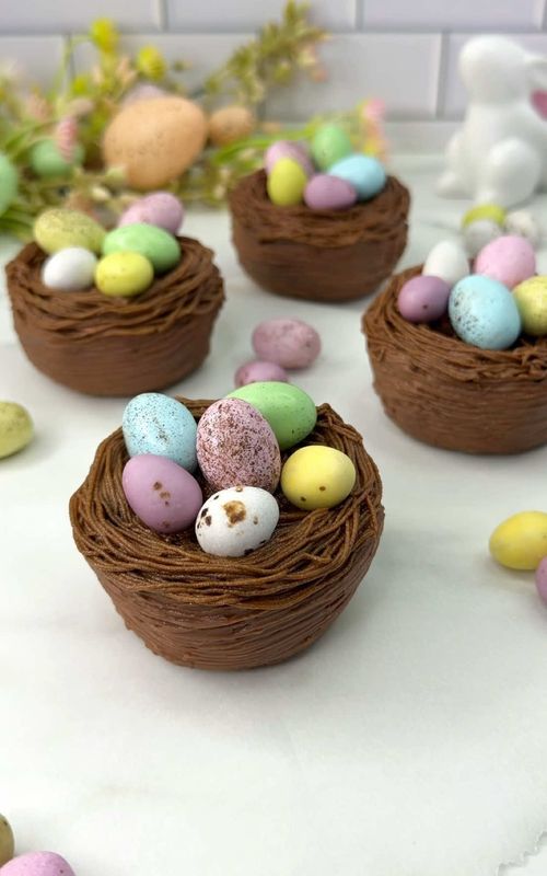 Easter nest cupcakes 🐣 Edible chocolate nests + buttercream + mini eggs. Full tutorial on my website. Link in bio 🧁 #cupcake #easterbaking #bakingtutorial #cupcakedecorating #cakedbyrach 