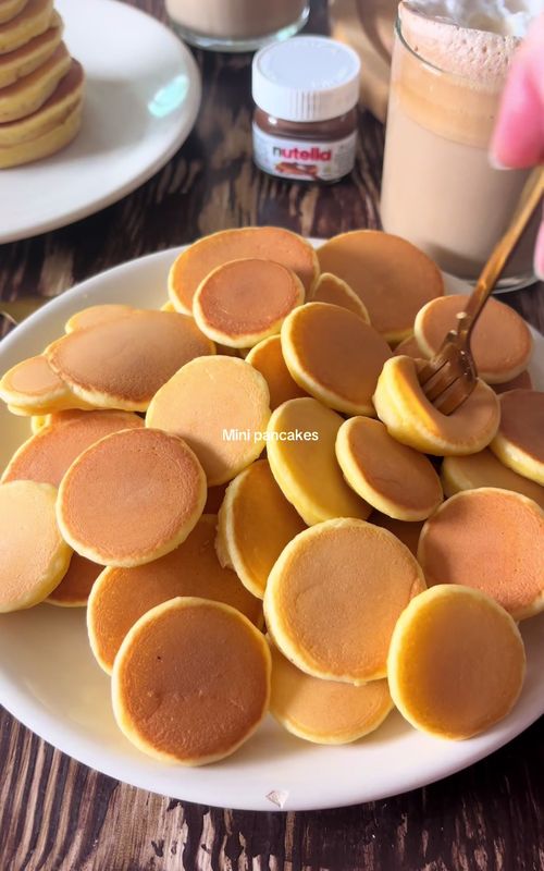 Mini pancakes 🥞🥞 Ricetta: Ingredienti: - 160 gr farina 00 - 7 gr lievito per dolci - 35 gr zucchero - 2 uova - 120 gr latte - 15 gr olio di semi In una ciotola unite le uova, lo zucchero, il lievito, il latte, l'olio e la farina. Mescolate con una frusta. In una padella calda antiaderente versate poco impasto aiutandovi con un dispenser. Quando stanno per comparire le prime bollicine, girate i mini pancake e cuocete anche dall'altro lato. E GNAM!🤤🤤 #minipancake #pancakes #pancakerecipe #brunch #breakfast 