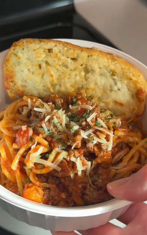 One Pot Spaghetti (Easy One Pot Pasta Dinner) This one pot spaghetti is a perfect weeknight comfort meal you will want to make again and again. 🤍  Tip: Do NOT use a full box of pasta. There isn’t enough liquid for it to cook properly. Stick to ¾ lb spaghetti for the perfect texture and sauce. Ingredients: 1 lb ground beef 1 lb sweet Italian sausage ½ onion, diced 1 bell pepper, diced 1 tbsp minced garlic 28 oz crushed tomatoes 1 tbsp Worcestershire sauce 1 tbsp tomato paste 3½ cups chicken broth ¾ lb spaghetti noodles 2 tsp Italian seasoning 1 tsp each onion powder, salt, and sugar  Directions: 1. In a large skillet, add a little oil, diced onion, and bell pepper and sauté until softened. 2. Add ground beef and Italian sausage. Cook until browned and fully cooked. Drain excess grease if needed. 3. Stir in minced garlic, crushed tomatoes, Worcestershire sauce, tomato paste, Italian seasoning, onion powder, salt, and sugar. Stir well to combine. 4. Pour in the chicken broth and bring everything to a boil. 5. Add the spaghetti noodles (break them in half if needed) and press them down into the liquid. 6. Reduce heat slightly and let the pasta cook uncovered, stirring occasionally so nothing sticks. 7. Continue cooking until the noodles are tender and the sauce thickens to your liking. 8. Let sit for a few minutes to thicken, then serve warm. Notes: - For a less heavy version, you can use just 1 lb of meat total instead of both. - All ground beef works great if you don’t have sausage. - Stir frequently while the pasta cooks to keep it from sticking. - If the sauce thickens too much before the pasta is done, add a splash of broth. - Leftovers will absorb sauce so just add a little liquid when reheating to loosen it back up. #easyrecipe #comfortfood #Ýtưởngchobữatối #quickrecipes #comfortfood 