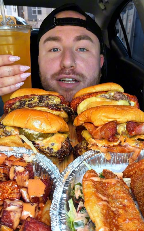 Dominican smash burgers 🍔🔥 #burger #mukbangeatingshow #Foodie #fypシ #viral 