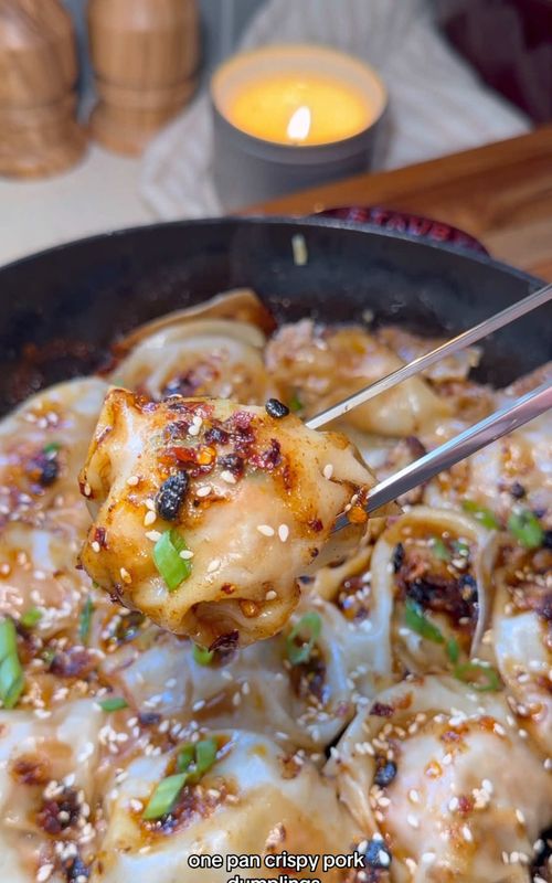 One-Pan Crispy Pork Dumplings 😛 Original creator: @Aila  I didn’t think it could get better than the dumpling lasagna … but now we have a new hack that makes crispy bottom dumplings in one pan.  You mix everything right in the pan, form the filling, press a wrapper on top, and let it cook in stages until the bottoms get crispy.  Ingredients below, full recipe is in my bio!  20 dumpling wrappers or wonton wrappers 1 lb ground pork 1 1/2 tbsp oil (neutral is preferred, olive works) 2 tbsp soy sauce 1 to 2 tsp sesame oil (to taste) 2 to 3 cloves garlic, grated 2 tsp fresh ginger, grated 1/4 cup green onions, finely chopped (whites and greens), plus more for garnish 1 tbsp cornstarch 1/4 tsp salt 1/2 tsp pepper (white or black) 2–3 tbsp chicken broth (added gradually) Low-sodium soy sauce, for garnish Chili crunch, for garnish Sesame seeds, for garnish #dumplings #dumpling #EasyRecipes #potstickers #wonton 