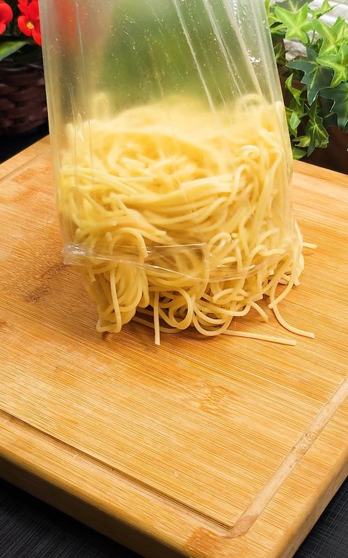 I learned this simple pasta trick from a friend in Italy… and it completely changed the way I cook pasta 👀 Crispy outside, cheesy inside, and made with just a few ingredients. You need to try this. Save this for later 🍝 Ingredients: 7 oz cooked pasta 7 oz bacon 4 eggs 1 tsp salt ½ tsp black pepper 7 oz mozzarella #pastatok #EasyRecipes 