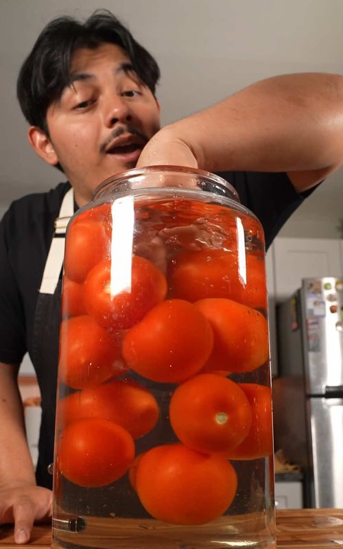 New* way to eat tomatoes! My life will never be the same anymore!! #tomato #kitchenhack #CookingHacks 