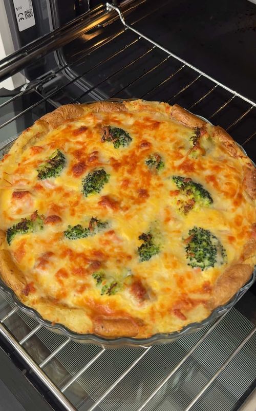 Salmon Potato Pie 🥔🐟 Ingredients: 800 g potatoes 300 g salmon 100 g broccoli 3 eggs 170 ml cream (15%) 100 g mozzarella Drizzle potatoes with olive oil, salt, pepper and bake 35 min at 200°C (top & bottom + convection). If potatoes are large, increase baking time. Mash the baked potatoes and form a base. Add salmon and broccoli (boil 1 min). Pour over eggs + cream + salt + pepper. Sprinkle mozzarella and bake at 180°C (top & bottom + convection). Pastel de patata con salmón 🥔🐟 Ingredientes: 800 g patatas 300 g salmón 100 g brócoli 3 huevos 170 ml nata (15%) 100 g mozzarella Rociar las patatas con aceite de oliva, sal, pimienta y hornear 35 min a 200°C (arriba y abajo con convección). Si las patatas son grandes, aumentar el tiempo. Aplastar las patatas horneadas y formar la base. Añadir salmón y brócoli (hervir 1 min). Verter mezcla de huevos + nata + sal + pimienta. Espolvorear mozzarella y hornear a 180°C (arriba y abajo con convección). #salmonrecipe #potatorecipes #easybaking #comfortfood #homecooking 
