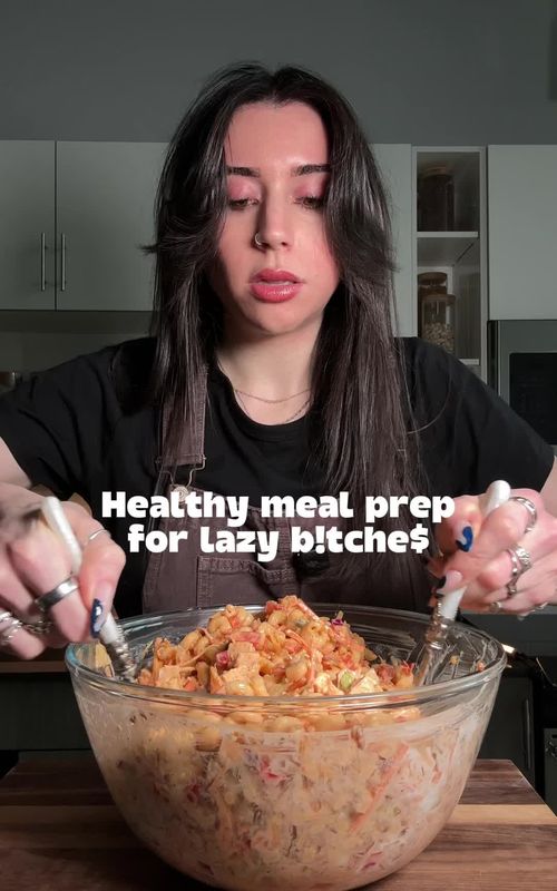 Buffalo chicken pasta salad !! Ingredients  1 box protein pasta  Diced celery, red bell pepper, and red onion Shredded carrots  Cheddar cheese  Chopped grilled chicken  Picklessssss I used @Kaylin and Kaylin Pickles  A few spoonfuls of plain Greek yogurt  Light mayo  Buffalo sauce  Lemon juice  Ranch seasoning and garlic powder  #healthyrecipes #highprotein #mealprep #pastasalad #EasyRecipes 