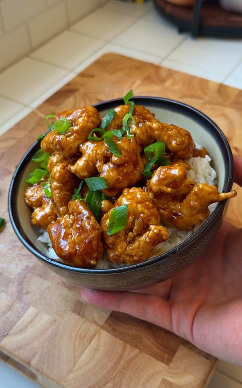 Honey Garlic Shrimp! #Recipe #recipes #asianfood #ricebowl #easydinner  For the Shrimp: 1lb shrimp 1/2 tsp salt 1/2 tsp pepper 2 eggs 1 tsp garlic powder 1/2 cup flour 1/2 cup cornstarch For the Sauce: 3 tbsp soy sauce 1 tsp sesame oil 1 tbsp rice vinegar 2 tbsp honey 3 garlic cloves 1 tbsp brown sugar