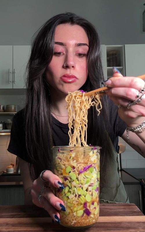 Ramen noodles salad jar >>>>  Ingredients: Saucy sauce: Soy sauce, sesame oil, rice vinegar, honey, minced ginger, minced garlic. I just taste as I go until I like it…  1 serving cooked ramen noodles  Cooked edamame, I just buy the frozen bags and microwave it Chopped green and purple cabbage  Green onion Mandarin oranges Chopped peanuts  #healthyrecipes #EasyRecipes #mealprep #noodles 